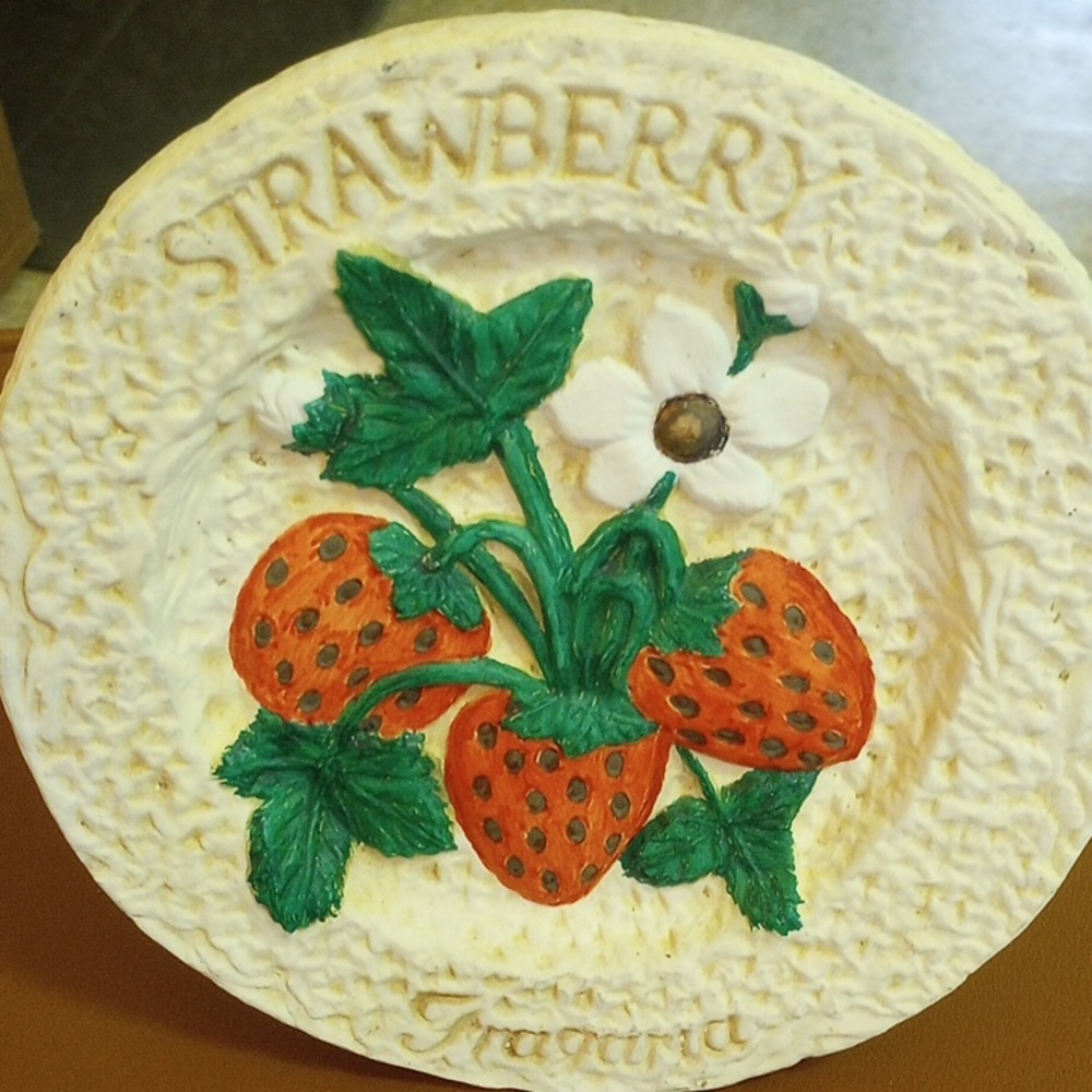 Round Ceramic Tabletop Strawberry & Floral Decor. Cream Red Green Brown White - Picture 2 of 4